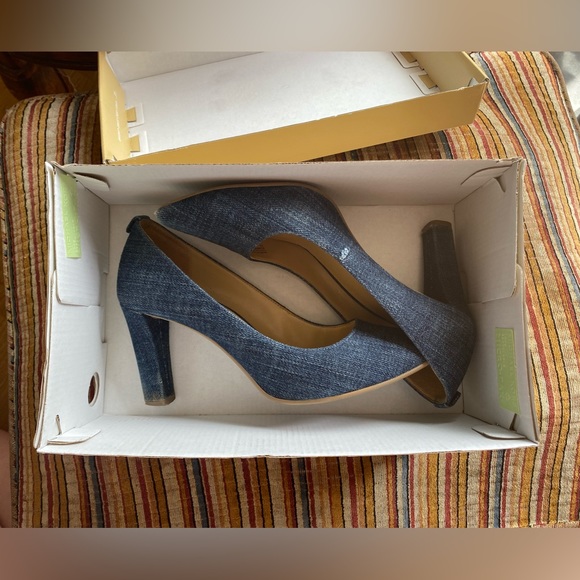 Michael Michael Kors Abbi Flex Pump. - Picture 6 of 11